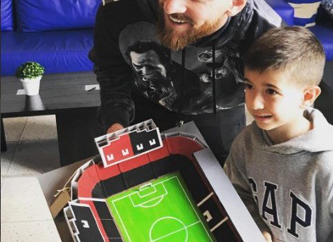 Messi se emociona al recibir este regalo de un niño