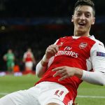 Arsenal retiene a Özil con un sueldo millonario