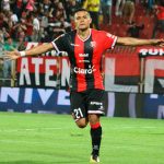 Roger Rojas iguala a Dolmo Flores como el cuarto goleador hondureño en el fútbol tico