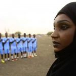 Una mujer entrenadora de hombres hace historia en el fútbol de Sudán