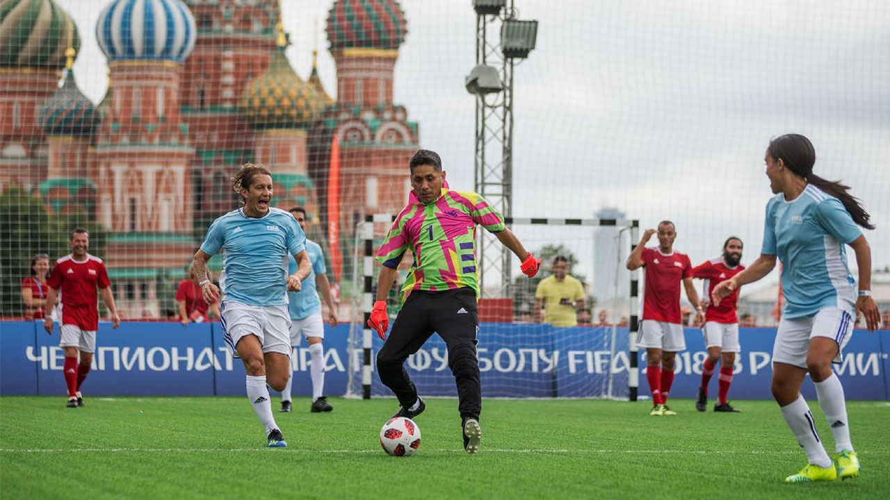 El "mundial" de leyendas del fútbol en la Plaza Roja de Moscú (VÍDEO