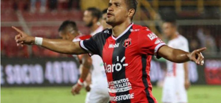 Alajuelense rescata empate con triplete de Rojas Rojas