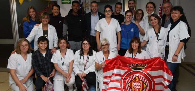 El Girona y Anthony Lozano visitan a niños hospitalizados