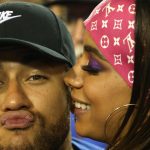 Neymar continúa su recuperación al ritmo del Carnaval en Río junto a la cantante Anitta (FOTOS)