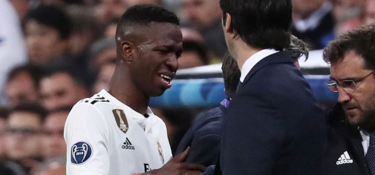 Vinicius se lesiona ante el Ajax y llora desconsolado en el Bernabéu