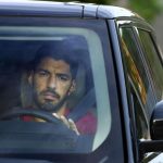 Luis Suárez se despide de sus compañeros y sale llorando de la sede del Barcelona