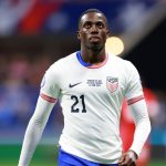 Timothy Weah se disculpa por ganarse expulsión en derrota de Estados Unidos