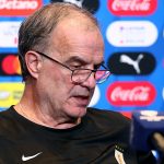 Marcelo Bielsa confirma la baja de Ronald Araújo contra Colombia