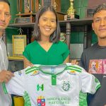 Danna Valle, presidenta del Platense, presenta a Samuel Pozantes como refuerzo para el torneo Apertura 2024-2025