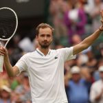 Medvedev debuta en Wimbledon con triunfo inapelable en tres sets