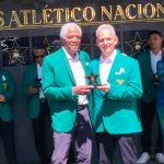 Reinaldo Rueda recibe homenaje junto a otras leyendas del Atlético Nacional de Colombia