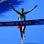 Etíope Tamirat Tola gana maratón con récord olímpico