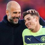 Pep Guardiola despide a Julián Álvarez del Manchester City