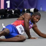 Noah Lyles corrió con Covid-19 y fue retirado en silla ruedas