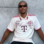 Agreden a un futbolista del Núremberg por aparecer en una foto con una camiseta del Bayern