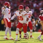 Patrick Mahomes y los Chiefs se mantienen invictos al vencer 28-18 a los 49ers