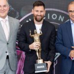 Lionel Messi recibe el premio al jugador con más títulos de la historia del fútbol