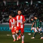 Un ‘hat-trick’ de Luis Suárez lleva al Almería al liderato