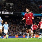 En agónica remontada Manchester United gana el derbi al City