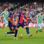 Barcelona empata ante el Real Betis, pero mantiene el liderato en La Liga